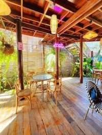 Top Seacret Beach Cafe เป็นคาเฟ่ริมทะเลสไตล์บาหลี
