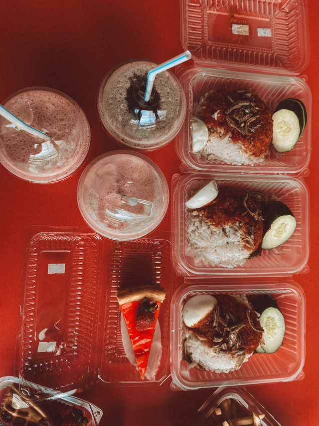 Strawberries, Flowers & Café Treats: A Day at Big Red Farm