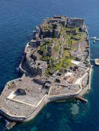 ⛴️廃墟に眠る記憶。軍艦島で“生きた歴史”に触れる旅へ🏚️ 長崎港からフェリーで約30分。 「軍艦島（端島）」は、かつ