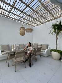 White Walls & Blue Skies – My Stay at Khaiyyara 🏩