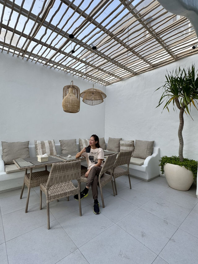 White Walls & Blue Skies – My Stay at Khaiyyara 🏩