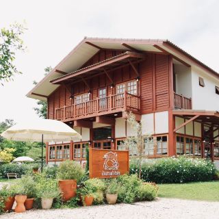 📍Baan Suan Kamrai Suk – A riverside cafe in the middle of a garden in Chachoengsao
