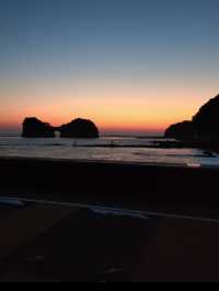 夕陽に染まる奇跡の島、円月島で心に残る絶景体験を