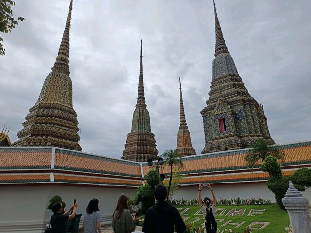 金碧輝煌的寧靜殿堂，臥佛寺的建築之美。