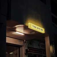 Hide and Sip Coffee (บางทีเรียก “Hide & Sip”) 
