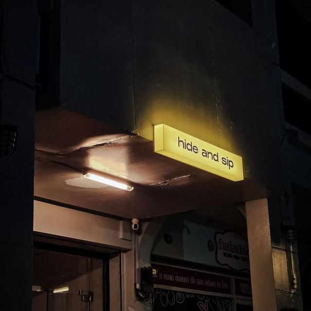 Hide and Sip Coffee (บางทีเรียก “Hide & Sip”) 