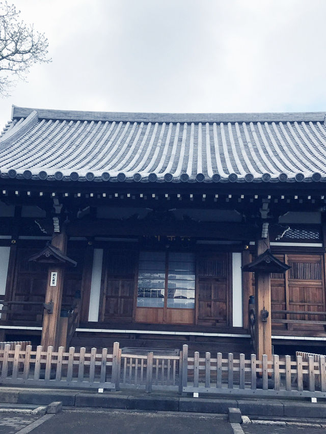 【東京都　北区　芥川龍之介ゆかりの地・田端の坂道と寺社の数々。赤紙仁王尊】