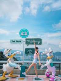 「米奇與好友」玩轉香港太平山頂！🚠  嚟香港旅行必到太平山頂飽覽維港景色，今個暑假，全港首個迪士尼「Mickey Keep It Real」主題活動登陸太平山頂，「米奇」帶埋成班人氣角色米奇、米妮、