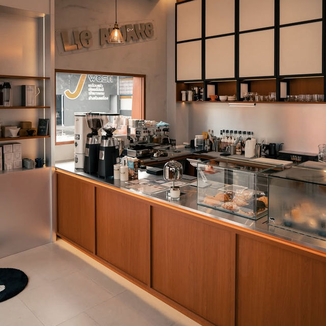 Lie Awake Cafe – คาเฟ่เล็ก ๆ 