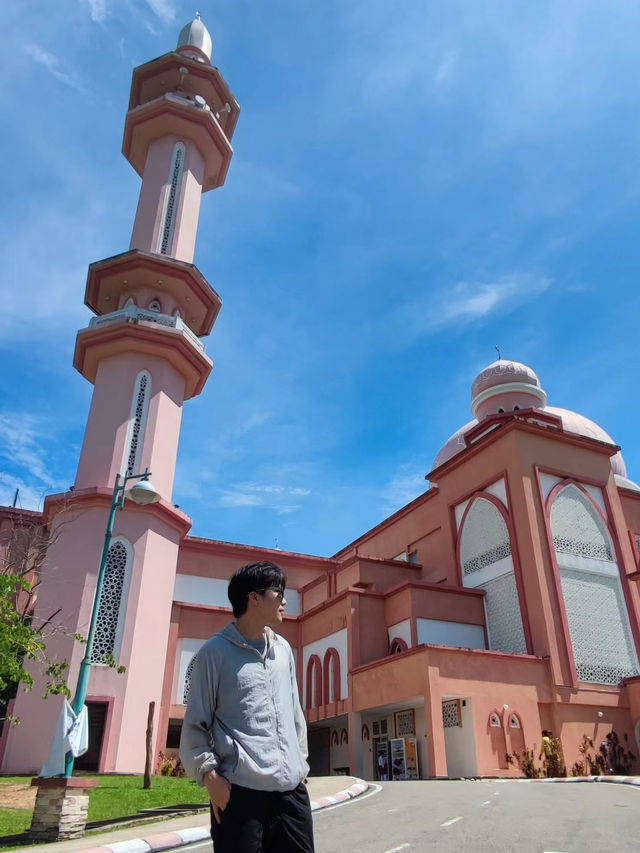 🕌 UMS Pink Mosque in Sabah Feels Like a Dream in Rosy Light