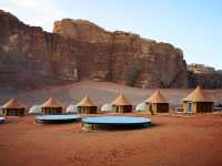 🏜️✨ サハラ砂漠で一生に一度の体験！「Aicha Luxury Camp」で星空と砂漠に包まれた贅沢な夜を過ごしまし