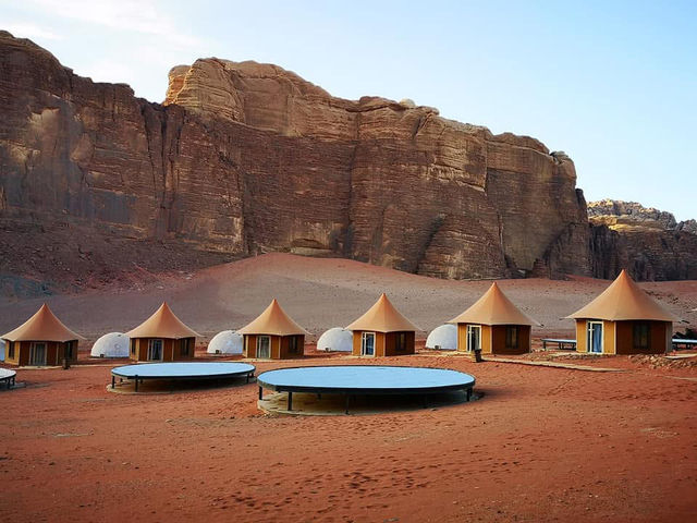 🏜️✨ サハラ砂漠で一生に一度の体験！「Aicha Luxury Camp」で星空と砂漠に包まれた贅沢な夜を過ごしまし