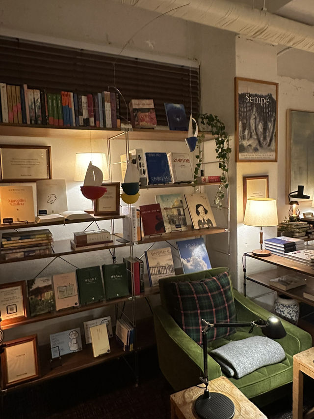 이태원 한가운데 작은 우리만의 비밀공간📚 블루도어 북스 이태원 한가운데 작은 우리만의 비밀공간📚 블루도어 북스