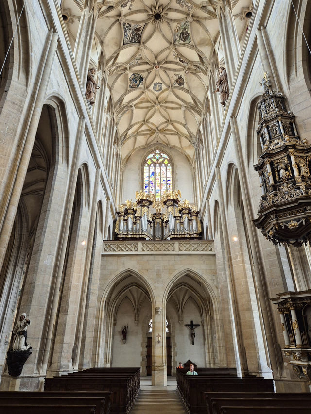 ⛪ 쿠트나호라에서 만나는 고딕과 신비의 여정 🌌