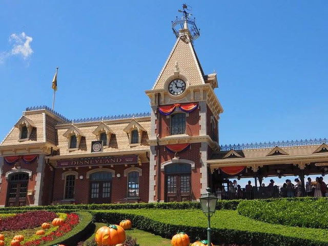 Spooky Magic at Hong Kong Disneyland 👻🎃✨  