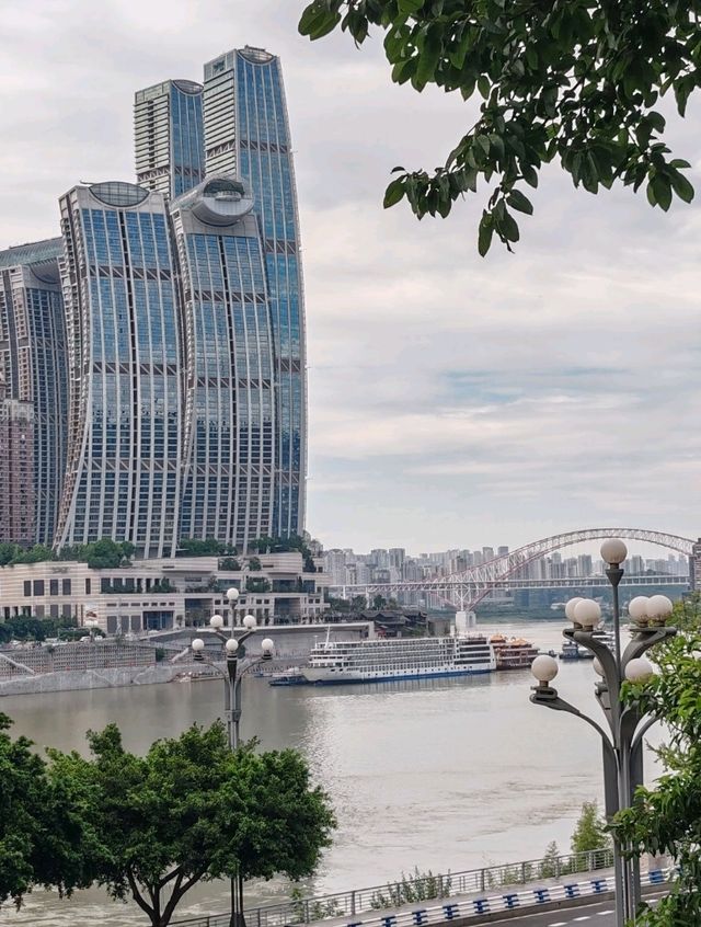 Riverside in the Mountain City: The Majestic Bridge