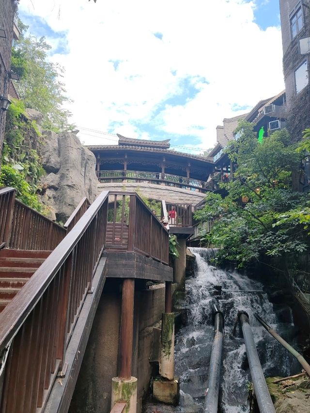 Hidden Gem of the Mountain City: Entrance and Exit 4 of Xiahaoli