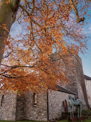 城壁が静かな田園と出会う場所