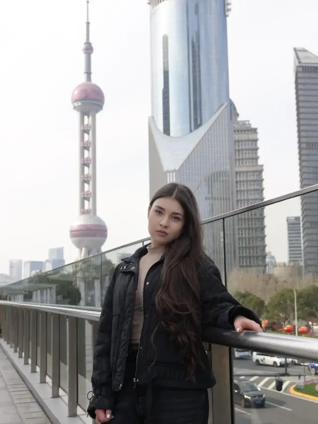 Free wow-effect in Shanghai: just step onto the promenade.