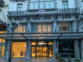 🏨✨ 布魯塞爾市中心優雅住宿:布魯塞爾萬豪大廣場飯店 🇧🇪

🌆 概覽

布魯塞爾萬豪大廣場飯店位於布魯塞爾歷史中心地帶,提供您時尚舒適的住宿體驗。飯店融合了現代設計與經典的歐式風格,地理位置優越,方便您探索這座城市的著名地標、商店和咖啡館。

🛏️ 客房及舒適體驗

客房設計時尚現代。

🛋️ 配備舒適寢具的現代化客房

🛁 寬敞的浴室,配備高級盥洗用品

🌆 部分客房可欣賞布魯塞爾歷史街區的迷人景色

✨ 優雅的設計,色調溫暖

🏊 設施與服務

💪 設備齊全的健身中心

💼 商務會議設施

🧳 禮賓及旅遊協助服務

🌿 舒適的休息區,供您放鬆身心

🍽️ 餐飲亮點

🍽️ 飯店餐廳供應國際美食

🍺 酒吧供應比利時啤酒和雞尾酒

🥐 提供包含當地和國際美食的自助早餐

📍 地理位置優勢

飯店坐落於布魯塞爾歷史悠久的中心。

🏛️ 距離大廣場僅幾步之遙

🍫 毗鄰撒尿小童

🛍️ 周圍遍布巧克力店、餐廳和精品店

📸 拍照打卡點

📷 大廣場週邊歷史建築

🏛️ 附近迷人的鵝卵石街道

🌆 布魯塞爾老城區的夜景

💛 整體體驗

地點優越 · 時尚優雅 · 舒適愜意

布魯塞爾大廣場萬豪酒店是您探索布魯塞爾的理想下榻之所,將現代舒適與這座城市最具代表性的歷史地標之一完美融合。

#歐洲飯店 #旅行 #情侶度假 #豪華飯店 #比利時