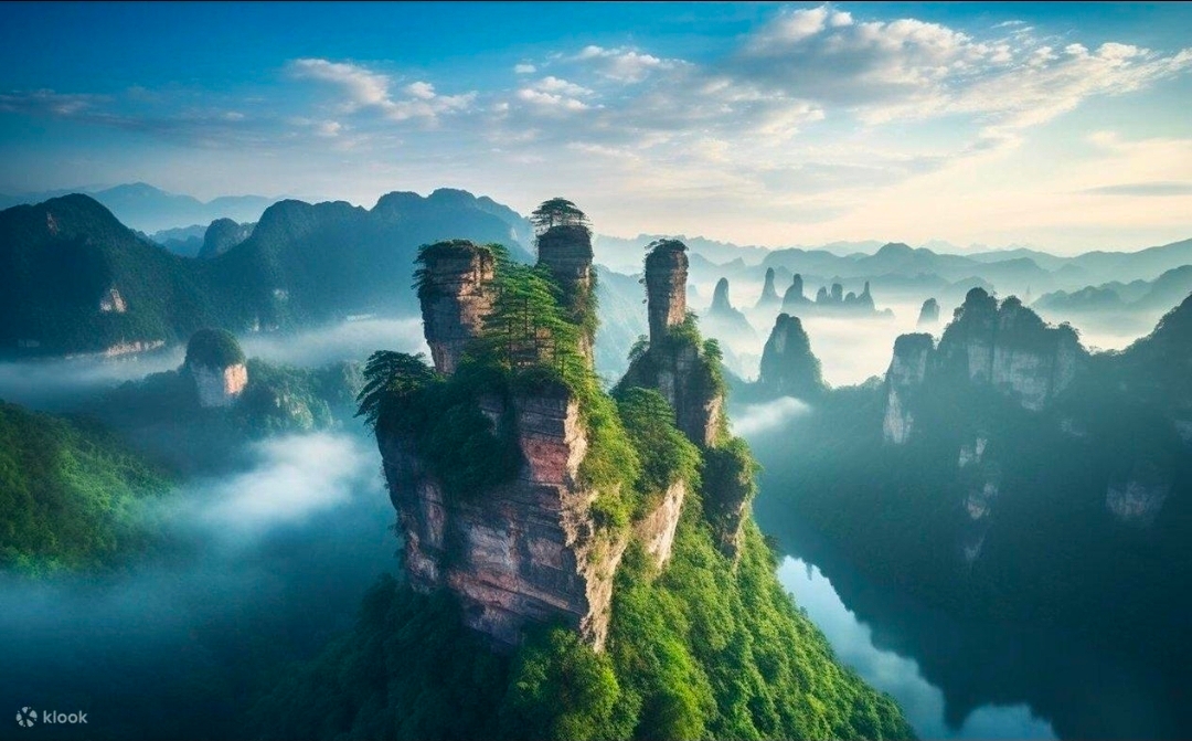 🌿⛰️ 中国・張家界 ― 雲上の楽園 🇨🇳✨

中国の息を呑むような絶景の中にひっそりと佇む張家界は、雲の上にそびえ立つエメラルドグリーンの山々、地平線まで広がる緑豊かな森、そして山頂を優しく包み込む霧が織りなす、まさに魔法のような場所です。

奇岩群と壮大な自然景観で知られる張家界は、まるで夢の世界に迷い込んだかのようです。張家界国家森林公園の雄大な山々は、映画『アバター』に登場する浮遊する山々の風景のインスピレーション源となり、世界中の旅行者を魅了し続けています。

静かな山村や曲がりくねった森の小道、雲に包まれたパノラマビューポイントなど、ここではあらゆる瞬間が、自然への愛を再発見させてくれます。💚

山々が空に届き、自然が最も美しい秘密を明かす場所を探検することを夢見ているなら、張家界はあなたの旅のバケットリストに加えるべき場所です。


📍場所:中国湖南省🇨🇳

#張家界 #中国旅行 #アバターマウンテン #travel2026 #travel2026 #旅行 #美しい中国 #山岳風景 #自然愛好家 #中国探訪 #旅行写真 #バケットリストの目的地