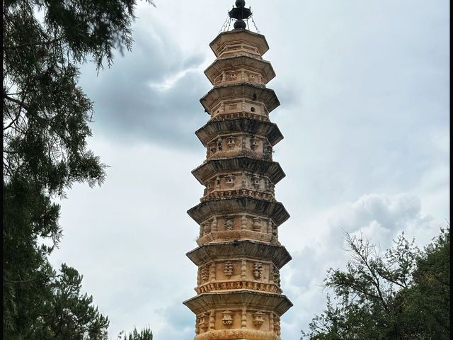 Gardens at Three pagodas - Dali 🌺 