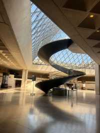 🏛️✨ Louvre Museum: Paris’ Treasure Trove of Art and History ✨🏛️    