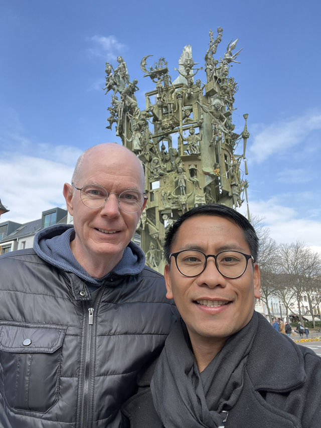 Where History Blooms – A Stroll Through Schillerplatz, Mainz 🕊️🌳