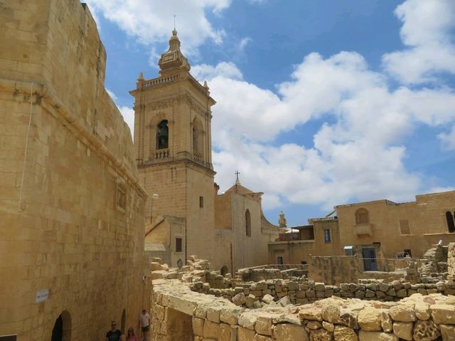 Comino Island: Hilarious Tips for a Tiny Paradise Adventure 🏝️😜"