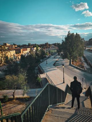 🌆 ถนนที่อาบไล้ด้วยแสงของท้องทะเล ใจกลางเมืองโอราน 🇩🇿