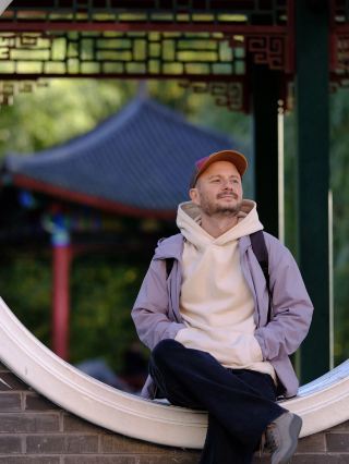 Золотая осень в парке Хуамин 🏮🍂
 
Парк Хуамин — это портал в Китай посреди московских небоскрёбов.
 
· Аутентичная атмосфера: Беседки с изогнутыми крышами расписаны китайскими мастерами, камни привезены из Поднебесной, а на входе встречают статуи драконов и львов
 
· Пруд «Линлун»: Живописный водоём с кувшинками, по берегу — белый мраморный мостик, очень фотогеничный.
 
· Деревянные дорожки: Извилистые настилы ведут через рощу, ручьи с мини-водопадами и сад камней.
 
· Статуя Конфуция: Отличная локация для размышлений и фото.
 
· Китайская еда и сувениры: У входа — фудтраки с вонтонами, паровыми булочками, жареным молоком. Можно купить веера и сувениры.
 
💡 Для идеального посещения:
· 🕐 Приходите в будни утром — до 11:00 народу почти нет. В выходные и после обеда — толпы, включая косплееров и блогеров.
· 📸 Лучшие фотолокации: входная арка с драконами, беседка у пруда, белый мраморный мостик, сад камней, статуя Конфуция.
· 🚶 Комбинируйте с ВДНХ или Ботаническим садом — они рядом, получится отличный день прогулок.
· 🎎 Загляните в лобби отеля Soluxe (на 2 этаж) — там красивый интерьер и вкусная кухня.
 
📍 Практическая информация:
Вход в парк — бесплатно
Парковка (при БЦ/отеле) — ~150–300 руб./час
Китайская еда на фудтраках — от 300–500 руб.

· ⏰ Время работы:
Парк открыт ежедневно с утра до 22:00
Вечером включается красивая подсветка беседок

· 🚇 Как добраться:
Метро/МЦК «Ботанический сад» — #хуамин 3-5 минут пешком
 
Парк Хуамин - идеальное место для часовой прогулки, фотосессии или медитации у воды, чтобы почувствовать себя на мгновение в Китае. 🏮✨
#вднх #паркимосквы #фото 
 