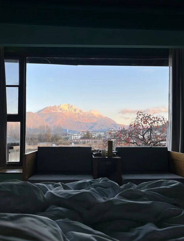 你不需要早起就可以在床上看到的日照金山！