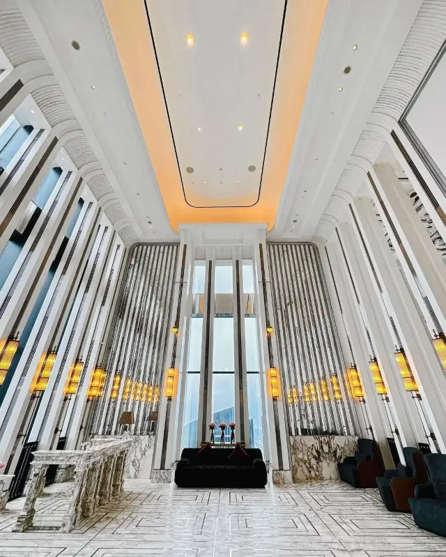Indulge in Next-Level Luxury at Langham Jakarta’s “One-Bedroom Suite”! 🙌 Enjoy Stunning City Views and Relax by Two Gorgeous Pools. 💦🍹