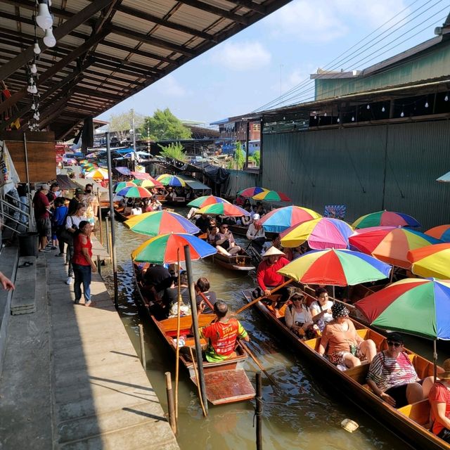 Is it worth to visit Thai floating markets?