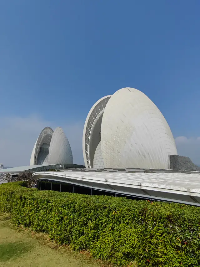 Self-driving on Zhuhai Lovers' Road, visiting the Love Post Office Lighthouse, Zhuhai Fisher Girl, and Zhuhai Opera House