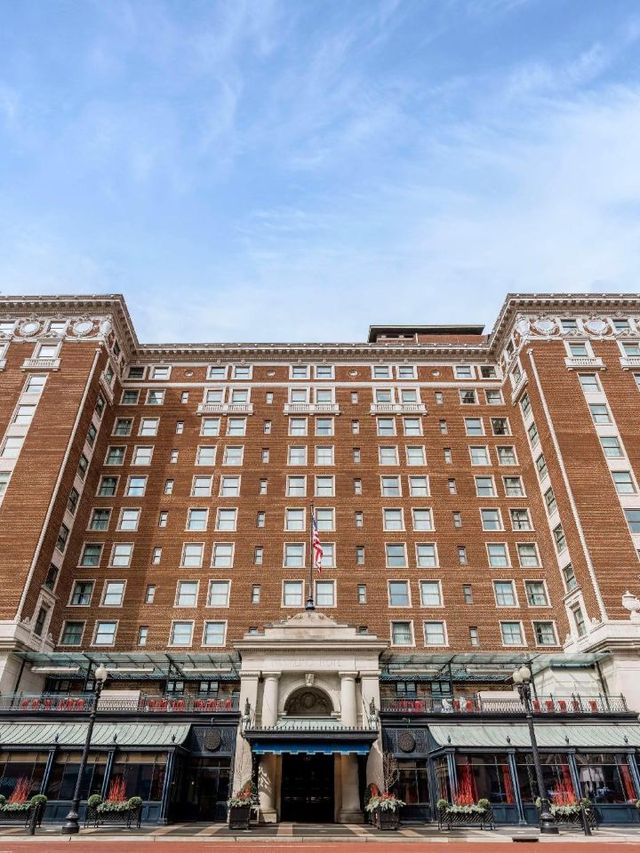 🌟 Grand Rapids Getaway: Amway Grand Plaza's Historic Charm ✨