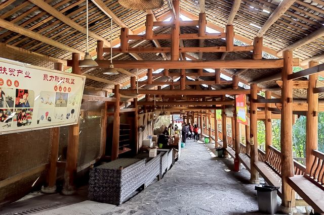 桂林||馬嶺古寨位於桂林荔浦縣馬嶺鎮，是當地政府將周邊侗族鄉民遷居至此後新建的民族風情園。遊桂林這裡。