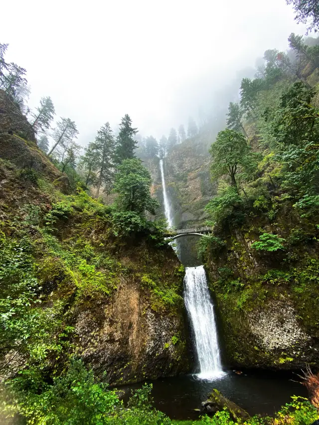 One-day trip to Oregon: waterfalls, river views, and secret parks. 