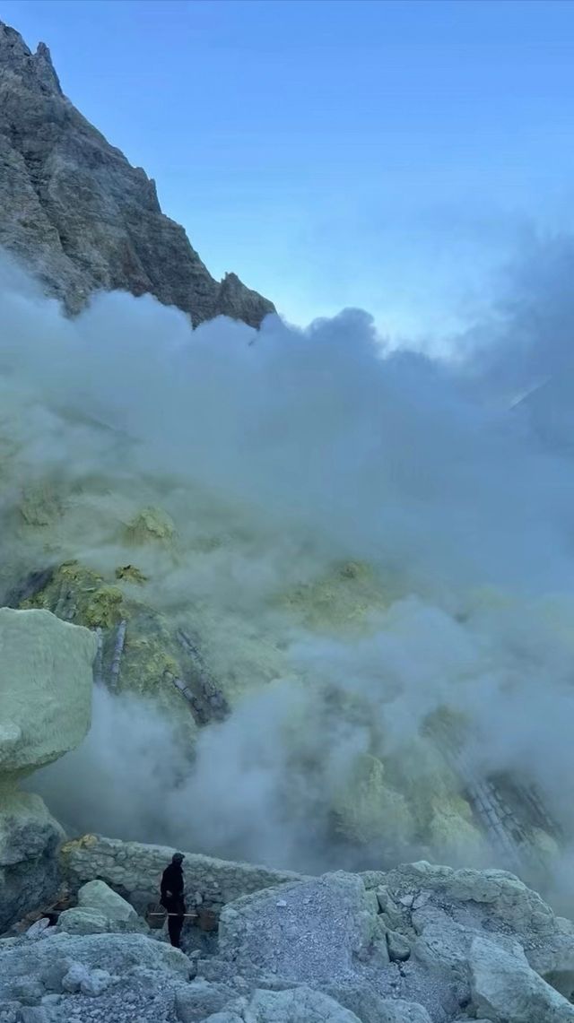 凌晨1點開始攀爬伊真火山