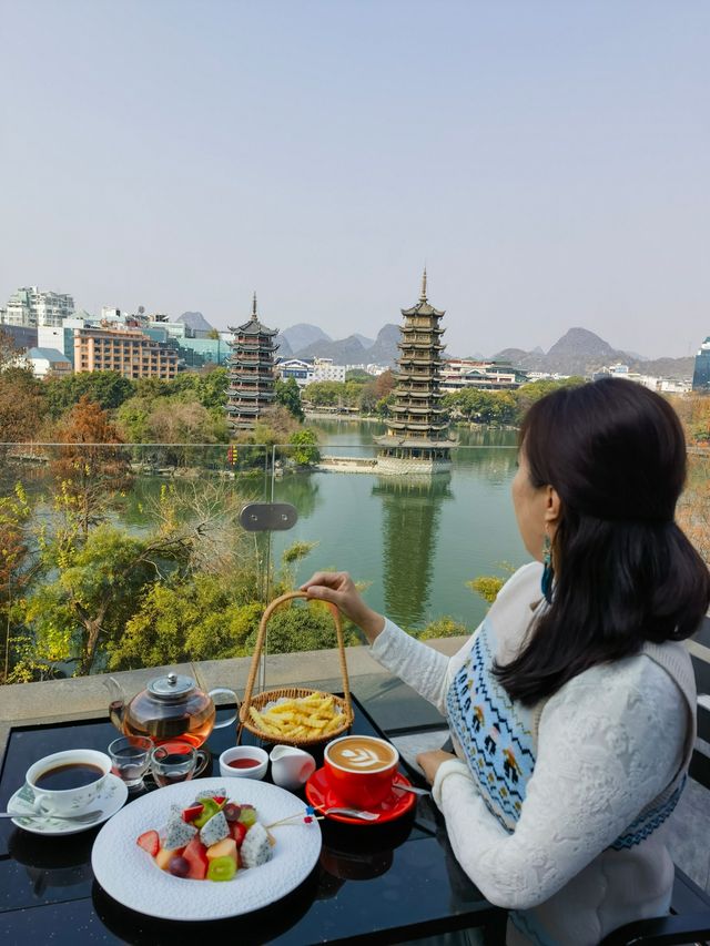 不出酒店就可以拍到日月雙塔和象鼻山！賺到了！