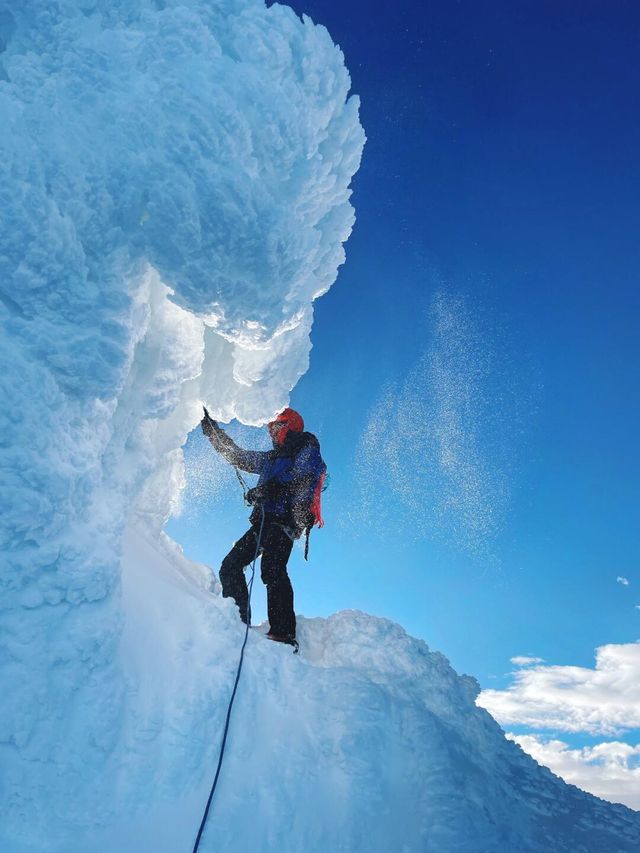 那抹勒多曼因藍！攀登6112米技術雪山！