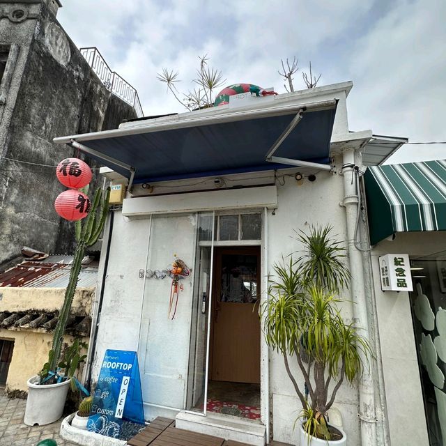 官也街的隱藏版小眾咖啡店☕️ 一窗之隔，隔絕人潮喧囂