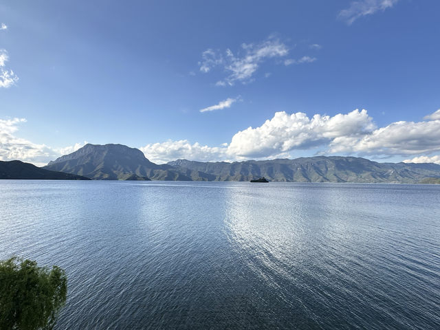 瀘沽湖畔嘅三色雲河：一場與山水相擁嘅慢時光