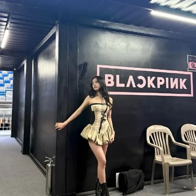 BP shine in a stunning new pic from the DEADLINE World Tour ✨😍