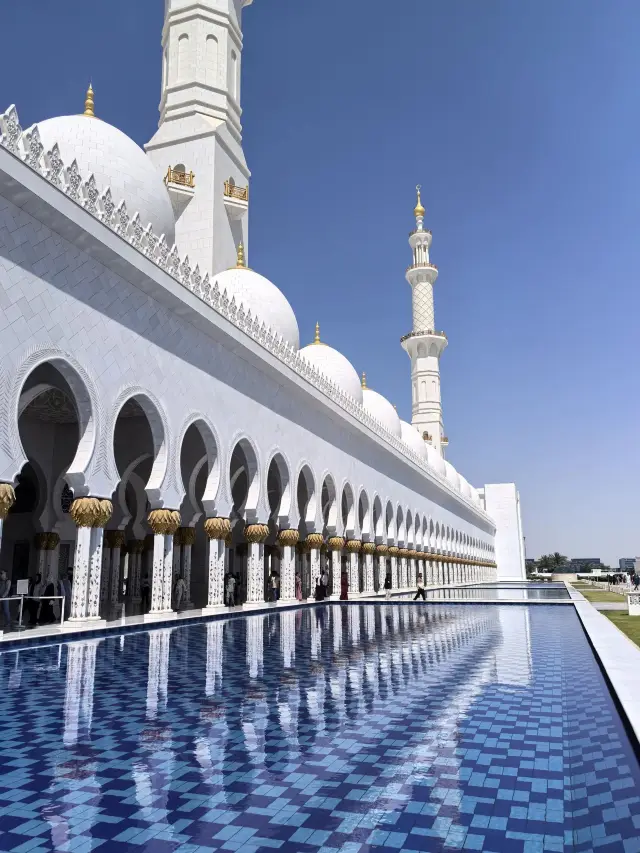 Abu Dhabi | Louvre on the Sea Stunningly Beautiful in the Desert