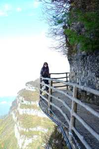 雲霧繚繞龍頭山