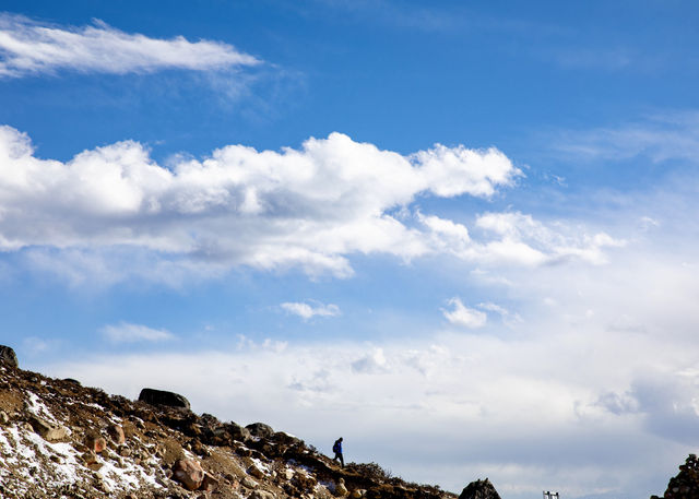 雪山之眸：野馬海子與貢嘎山系的冬日對話