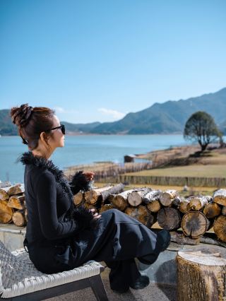 By the shore of Wenhai Lake, a secluded retreat facing Jade Dragon Snow Mountain