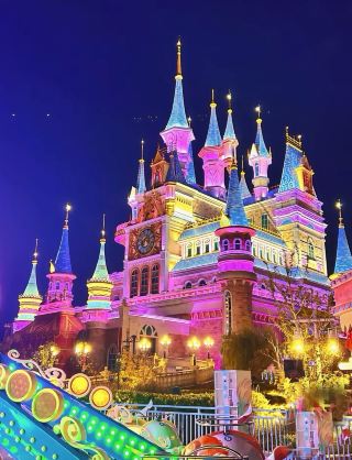 동화 속 비밀의 세계에 빠져 현실판 동화책에 부딪히다 