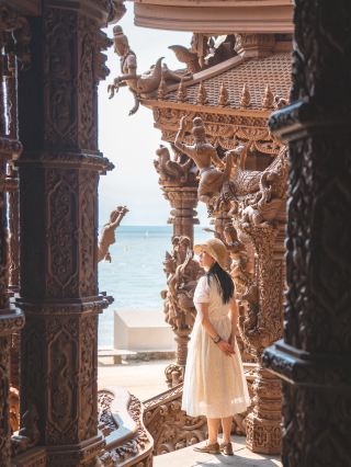 Please, please! When you come to Pattaya, remember to come here for a great photoshoot